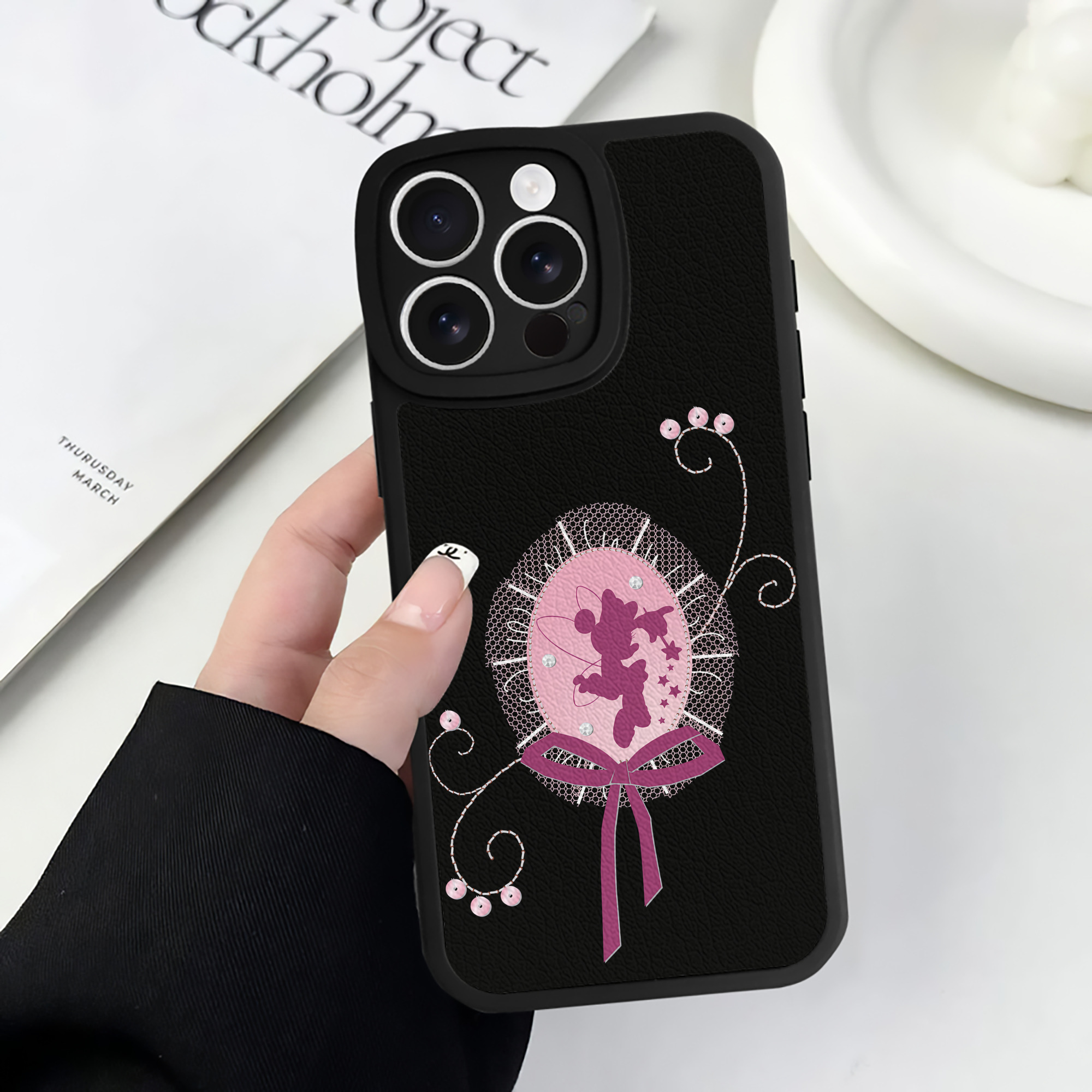 （画像用） ミッキーマウス Mickey Mouse 【iPhone 16シリーズ対応】シリコンスマホケース（レザー調） 材質：シリコン